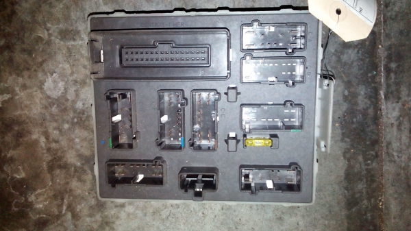 Caixa dos Fusíveis FORD FOCUS três volumes (DFW) | 99 - 05 (172139).