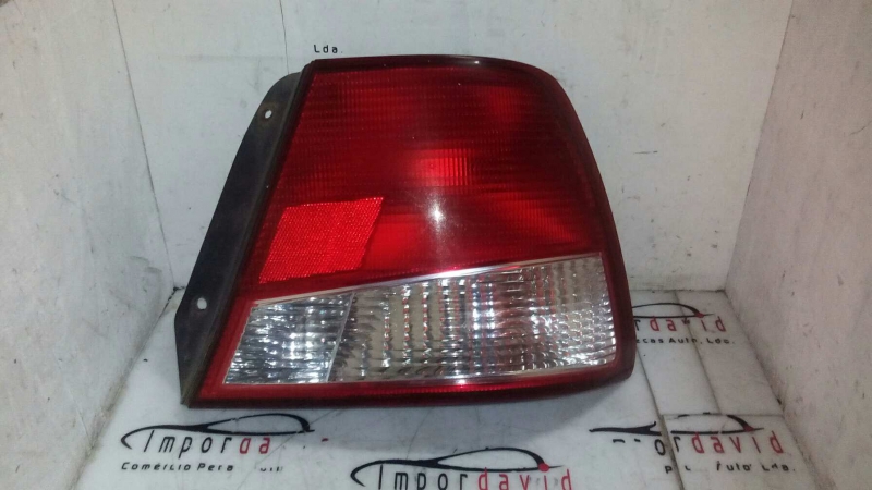 Farolim Stop Dto HYUNDAI ACCENT três volumes (LC) | 99 - 05 (20206706).