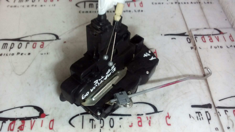 Fecho da Porta Trás Esq CHEVROLET CAPTIVA (C100, C140) | 06 - (20207195).