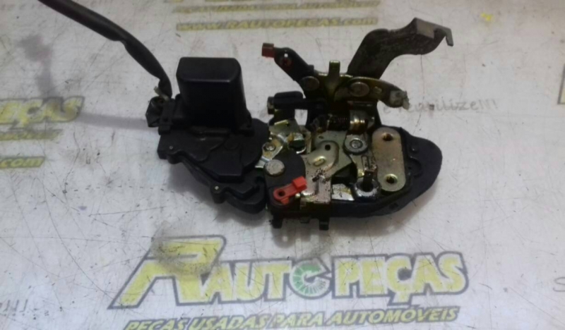 Fecho da Porta Frente Esq KIA CARNIVAL I (UP) | 98 - 01 (20197203).